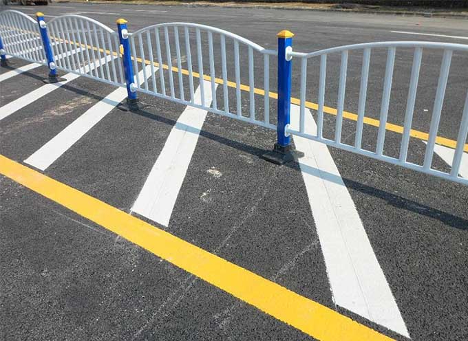 哈爾濱隔離帶劃線 車位劃線、通道劃線施工